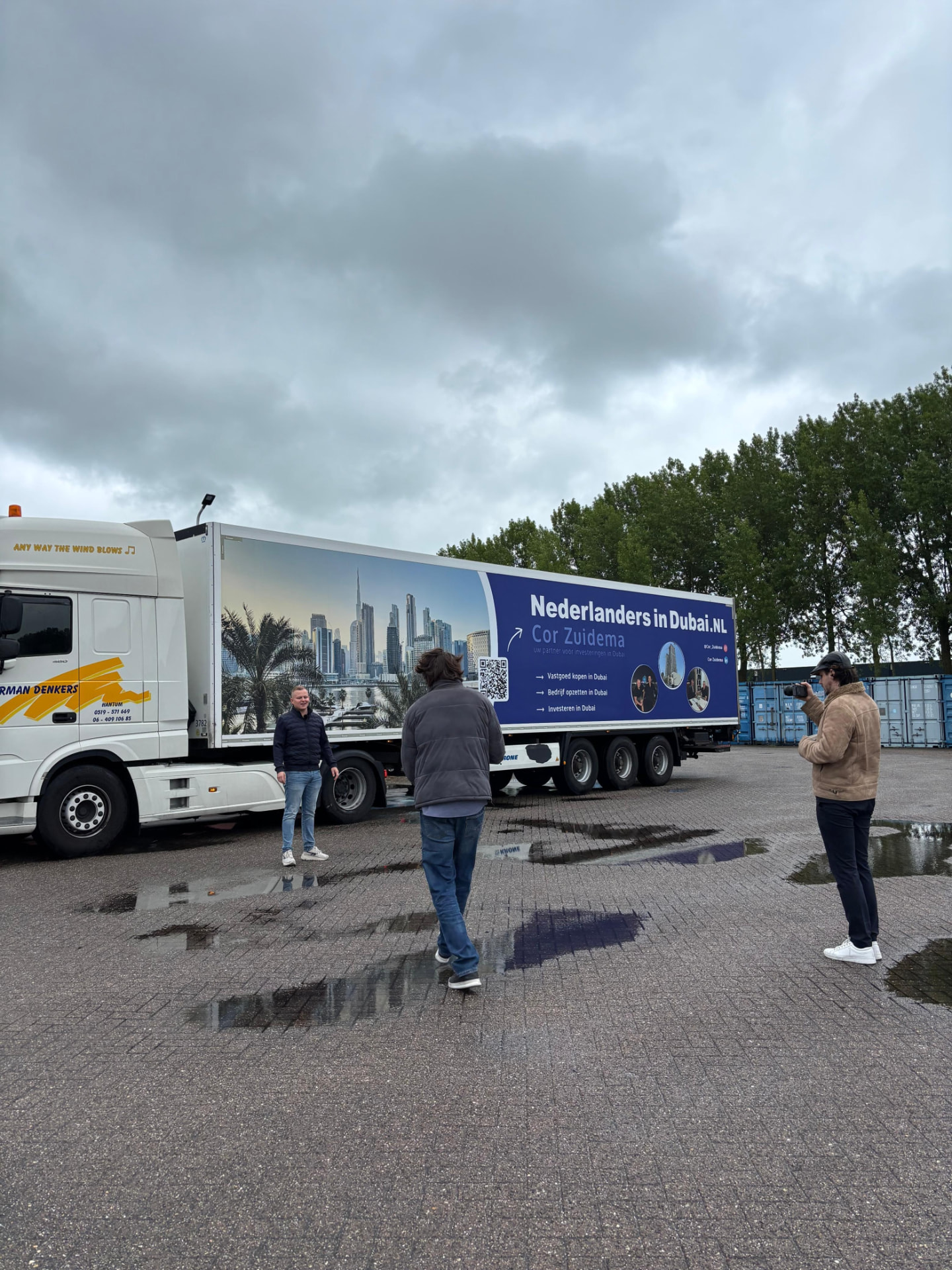 De Nederlanders in Dubai vrachtwagen